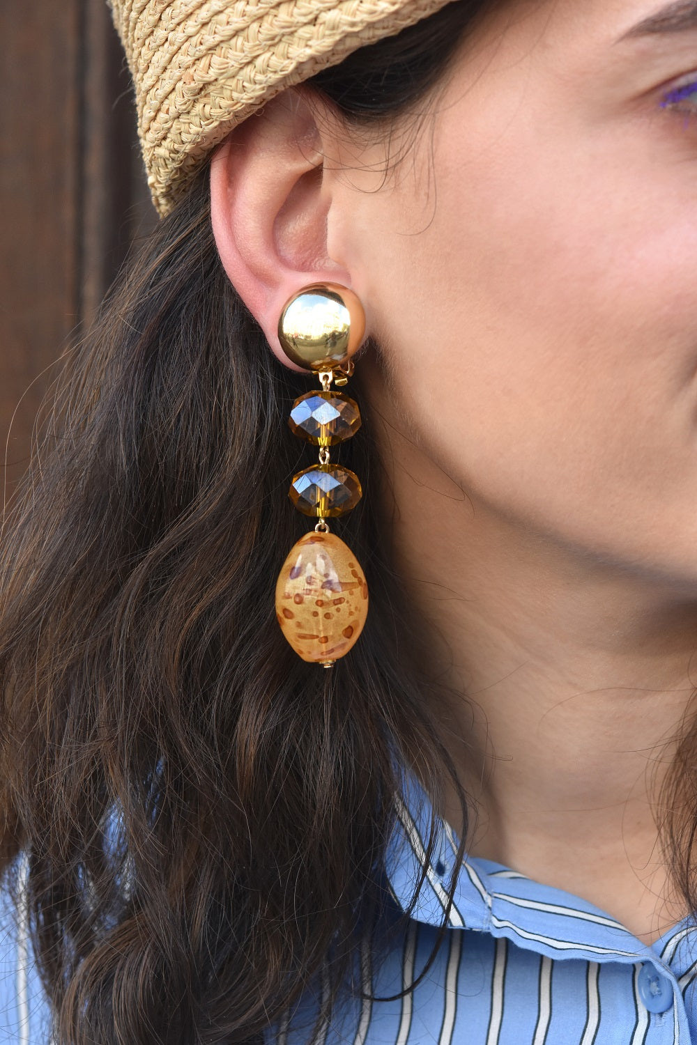 Suzetta – Boucles d'oreilles résine doré marron – Francine Bramli (vue 3)